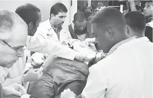  ?? — Gambar AFP ?? TERIMA RAWATAN: Seorang mangsa menerima rawatan di hospital wilayah Guantanamo, timur Cuba kelmarin.