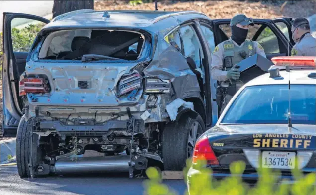  ??  ?? Imágenes del coche que conducía Tiger Woods en el momento del accidente, durante las labores de retirada del vehículo.