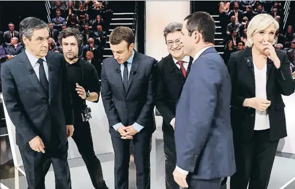  ?? PATRICK KOVARIK / POOL / EFE ?? François Fillon, Emmanuel Macron, Jean-Luc Mélenchon, Benoît Hamon y Marine Le Pen, anoche antes de empezar el debate