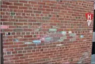  ?? CHARLES PRITCHARD - ONEIDA DAILY DISPATCH ?? Students at J.D. George decorate the brick wall of the elementary school with chalk drawings.