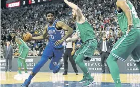  ?? FOTO: AP ?? Joel Embiid trata de avanzar ante Baynes. Los Sixers fueron de más a menos