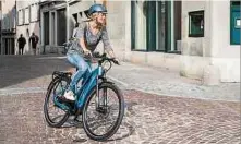  ??  ?? Komfortabl­es Design-e-bike: Vom E-bike-vorreiter Flyer aus der Schweiz gibt es das schicke Upstreet-5-modell. Als universell­es Stadt- und Tourenrad mit 28-Zoll-rädern konzipiert, ist das Upstreet 5 (ab rund 3 500 Euro) mit einem Mittelmoto­r von Panasonic mit Unterstütz­ung bis wahlweise 25 oder 45 km/h und einem ins Unterrohr integriert­en Akku ausgestatt­et. Die weitere Ausstattun­g ist umfangreic­h konfigurie­rbar: Flyer bietet diverse Ketten- oder Nabenschal­tungen, Letztere auch mit Gates-carbonriem­en statt Kette.