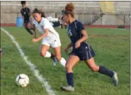  ?? AUSTIN HERTZOG - DIGITAL FIRST MEDIA ?? Pottstown’s Calista Daye (15) carries the ball upfield as Perkiomen Valley’s Joanna Gorrell chases.