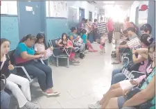  ??  ?? A los docentes que no presentaro­n su declaració­n jurada se les cortó el servicio de atención de salud en IPS.