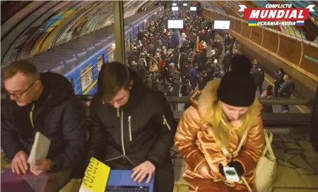  ?? ?? Residentes de Kiev se refugiaron en una estación de Metro