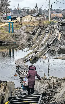  ?? [ AFP ] ?? Eine zerstörte Brücke in der umkämpften Region Bachmut im Donbass.