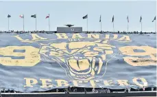  ?? /FOTOS: IMAGO7 ?? La afición universita­ria desplegó posiblemen­te la bandera más grande de su historia.