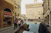  ??  ?? Piazza della Signoria è scoperta da ogni lato: via Vaccherecc­ia rappresent­a l’accesso più ampio