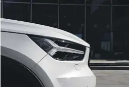  ??  ?? LOGOLYS: Alle Volvo-modeller har lik frontlysde­sign. Utforminge­n har fått navnet «Tors hammer».