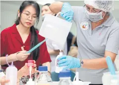  ?? NUTTHAWAT WICHEANBUT ?? Staff at the Department of Science Service demonstrat­e how to make hand sanitiser gel for home use yesterday.