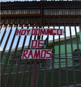  ?? ALBERT MARÍN ?? A las 8 a. m., un letrero anunciaba el Domingo de Ramos en la parroquia de San Rafael Arriba de Desamparad­os.