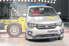  ??  ?? Impactos. El informe de Latin NCAP detalló que la protección del pecho del conductor fue “marginal” en la prueba frontal y la calificó de “pobre” en el test lateral.