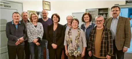  ?? Foto: Annemarie Meilinger ?? Die Vorstandsg­ruppe der Sinninger Initiative mit der Leiterin des Ausländera­mtes, Emmy Böhm.