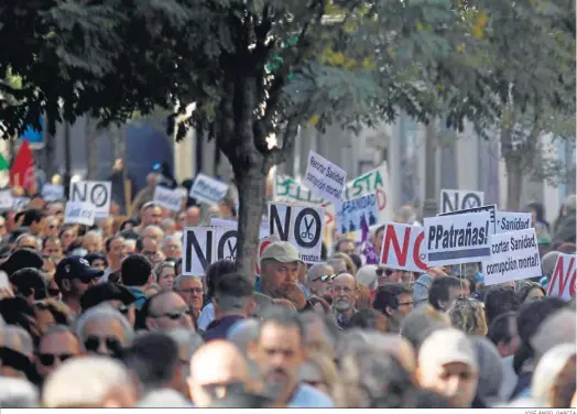  ?? JOSÉ ÁNGEL GARCÍA ?? Miles de personas secundan la manifestac­ión convocada por la Marea Blanca en Sevilla el pasado fin de semana en defensa de la sanidad pública.