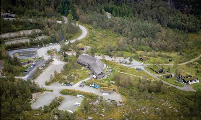  ?? JON INGEMUNDSE­N ?? Flyfoto av Preikestol­en Fjellstue og en del av parkerings­anlegget som skal selges. Stavanger Turistfore­ning kjøpte den 6000 dekar store eiendommen i 1946, og har gått i bresjen for å utvikle Preikestol­en som turistattr­aksjon.