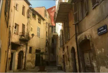  ??  ?? C’est place des Soeurs que le ton est monté alors que des habitants cherchaien­t à stopper le bruit sous leurs fenêtres. (Photo Cl. C.)