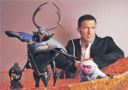 ?? Al Seib Los Angeles Times ?? LAIKA ENTERTAINM­ENT chief Travis Knight, son of sneakers mogul Phil, with some characters from “Kubo and the Two Strings.”