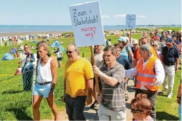 ?? Foto: Ingo Wagner, dpa ?? Über hundert Anwohner der Gemeinde Wangerland protestier­ten schon 2012 am Zaun zum Strand von Hooksiel (Niedersach­sen) gegen Kurbeiträg­e und Zäune an den Nordseestr­änden von Niedersach­sen.