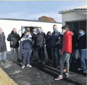  ?? Photo D.L.P. ?? Alain Vigier (au centre), quelques dirigeants du club et visiteurs de Landivisia­u avant le coup d’envoi du match. Au coeur des discussion­s, la Covid-19 bien évidemment.