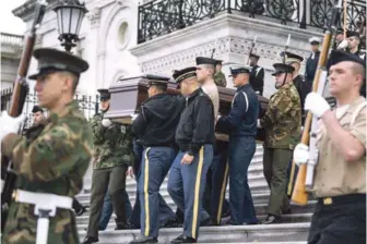  ?? EFE ?? Miembros del servicio conjunto ensayan la partida del expresiden­te George H.W. Bush del Capitolio de EE.UU.