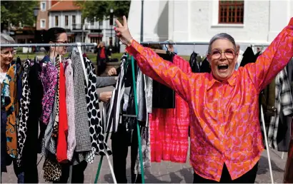  ?? BILD: DICK GILLBERG ?? Pernilla Theorin, som driver Körskolan i Varberg, låg bakom idén till bakluckelo­ppisen. Hon och dottern passade på att sälja kläder och skor under fredagen.