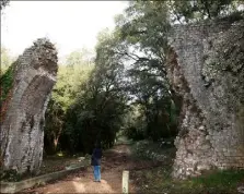  ??  ?? La marche pour le climat prévoit notamment de découvrir les vestiges de l’aqueduc romain. (Photo archives Eric Ottino)