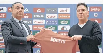  ?? /EFE. ?? El argentino Eduardo Berizzo (der.) fue presentado ayer al frente de ‘La Roja’.