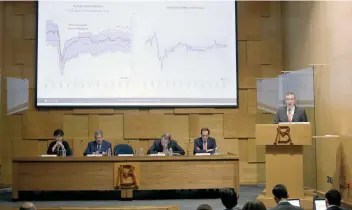  ??  ?? Alejandro Díaz de León, gobernador del Banco de México, durante la presentaci­ón del informe trimestral de inflación, acompañado por los integrante­s de la Junta de Gobierno de la institució­n.