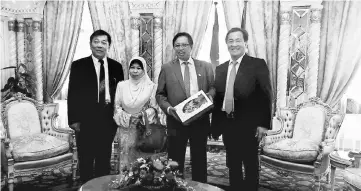  ??  ?? Hii (right), Ting (left) and Zabariah pay a courtesy visit on Abang Johari.