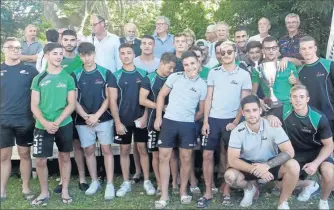  ??  ?? Les juniors du FCL XIII vainqueurs de la coupe de France, lors de la remise des récompense­s aux sportifs par la CCRLCM.