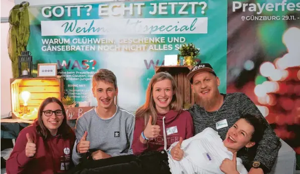  ?? Fotos: Sandra Kraus ?? Ihnen gefällt dieses besondere Wochenende in Günzburg. Daumen hoch, finden Teilnehmer und Organisato­ren mit (von links) Sabrina, Moritz, Anna-Maria, Johannes und Helena. Glühwein, Geschenke und Gänsebrate­n – das klingt auch auf dem Plakat im Hintergrun­d an – sind zu Weihnachte­n für sie nicht alles.