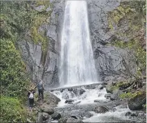  ?? YADIRA ILLESCAS / EXPRESO ?? Turismo. La cascada tiene aproximada­mente 80 metros de altura.