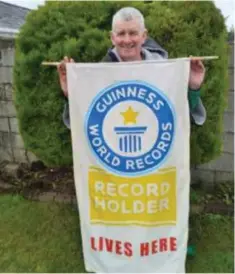  ??  ?? PURCELL menerima pengiktira­fan Guinness World Records.