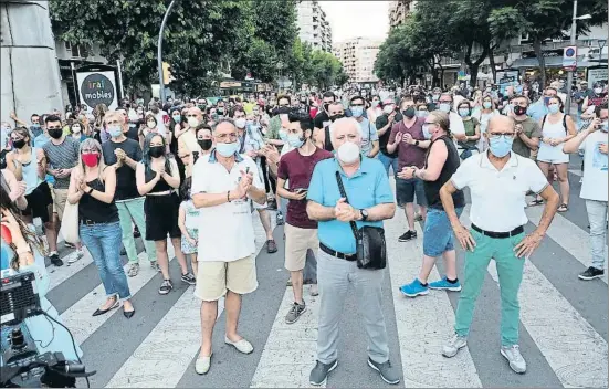  ?? MERCÈ GILI ?? Indignados. Medio millar de personas se manifestar­on anoche en Lleida en protesta por el confinamie­nto