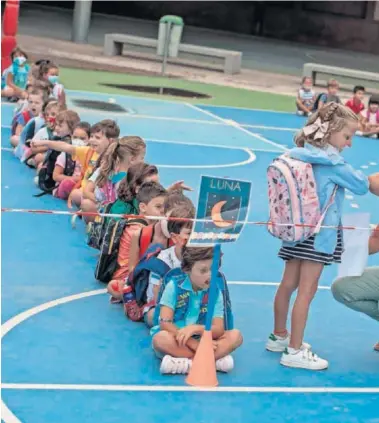  ??  ?? Un grupo de alumnos afronta la vuelta al cole recibiendo nociones de seguridad.