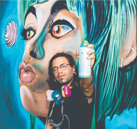  ?? Picture: Emily Barker ?? Andres Duque, originally from Colombia, at the Lake St entrance to Bar 94 with his mural.