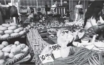  ?? GREENPEACE ?? A vendor sits beside the produce she’s selling in Quinta Market, Manila.