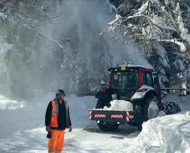  ??  ?? I mezzi spalaneve in azione ieri a Firenzuola per liberare le strade sepolte dalla neve