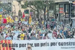  ?? MANUEL BRUQUE / EFE ?? Una imagen, ayer, de la manifestac­ión de la Diada valenciana