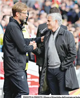  ??  ?? FRENTE A FRENTE. Klopp e Mourinho defrontam-se hoje