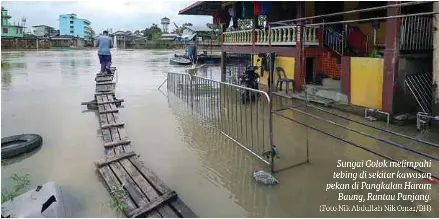 ?? (Foto Nik Abdullah Nik Omar/bh) ?? Sungai Golok melimpahi tebing di sekitar kawasan pekan di Pangkalan Haram Baung, Rantau Panjang.