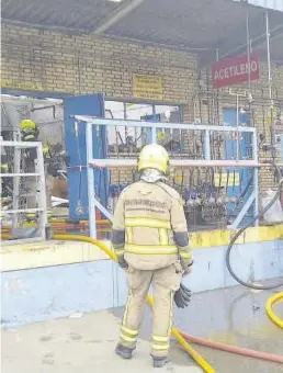  ?? BOMBEROS DE ZARAGOZA ?? Los bomberos actúan en el lugar del accidente en la tarde de ayer.