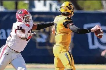  ?? CURTIS COMPTON / CCOMPTON@AJC.COM ?? UGA defensive tackle Tyler Clark pressures Missouri QB Drew Lock during the first half Saturday in Columbia. The Bulldogs held Lock without a touchdown pass for the first time in more than a year.