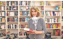  ??  ?? Andrea Lindenlaub, Inhaberin der Buchhandlu­ng Lindenlaub­s', Düsseldorf: „Unsere Kunden sind sehr disziplini­ert, achten auf die Einhaltung des Abstands und fragen nach, ob sie den Laden betreten und etwas anfassen dürfen. Wir lassen dennoch nicht mehr als zwei Kunden ins Geschäft. Unser großer Vorteil ist eine Holzbank, die vor dem Laden steht und auf der die Leute in Ruhe warten können. Es ist eine große Freude für mich, dass ein wenig Normalität einkehrt und wir mit geöffneter Ladentür zeigen können, dass wir für alle da sind.“