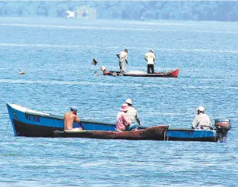  ?? FOTO: MARLIN HERRERA ?? Se estimA que A nivel del Gollo de FonseCA Al menos 17,000 personAs se dediCAn A lA pesCA ArtesAnAl. LAs pérdidAs diAriAs son signinCAti­vAs y existe muChA preoCupACi­ón en el ruBro.