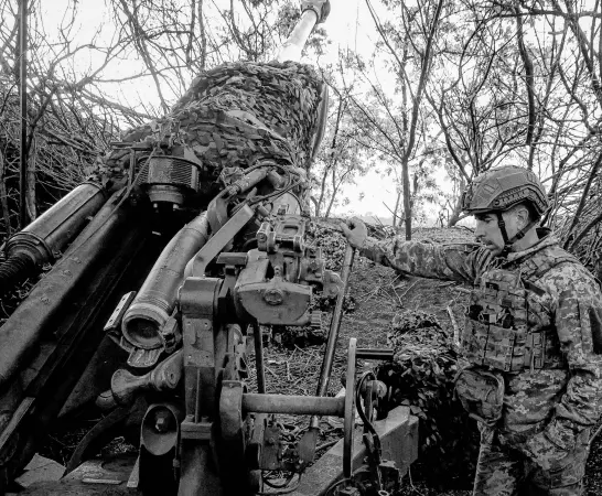  ?? REUTERS ?? A serviceman of the 1148th separate artillery brigade of Air Assault Troops of Ukraine prepares a M777 howitzer to fire toward Russian troops in Donetsk region, Ukraine, on April 20.
