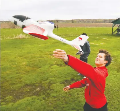  ?? JOHN MAHONEY ?? Practice makes perfect: Alex Gouyet, vice-president of McGill University’s AERO drone club, tests a prototype at an airfield in Île-Perrot.