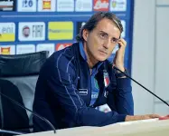  ??  ?? Sopra Domenico Berardi e Federico Chiesa, sotto Roberto Mancini, ct della Nazionale