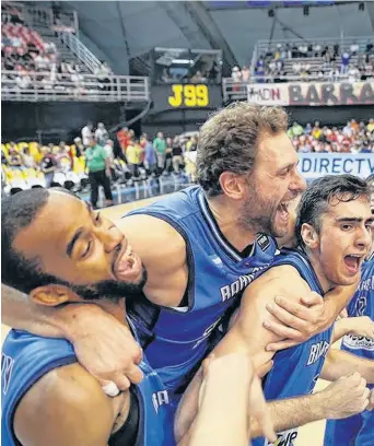  ?? FOTOS: FIBA.COM ?? Jasen, que lo vive como un chico más, se aferra a Levy (izquierda) y Vaulet en el festejo.