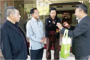  ??  ?? NASIR (dua kiri) mendengar berbincang sesuatu dengan Dr.Kamisan@Arif Pusiran(kanan) sambil diperhatik­an Prof.Datuk Dr.Kassim (kiri) dan Jakaria Dasan(dua kanan) selepas majlis itu.